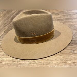 Lack of color NEVER WORN hat size L